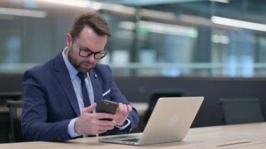 Smartphone kullanan Orta Çağ İşadamı 