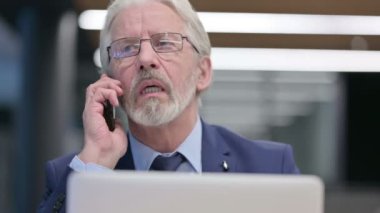 Bilgisayarlı Eski İşadamı 'nın telefon görüşmesini kapatın.