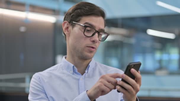 Portret van een jongeman met Smartphone — Stockvideo