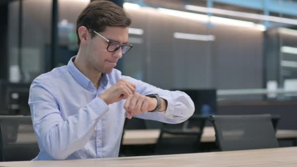 Homem jovem usando relógio inteligente — Vídeo de Stock
