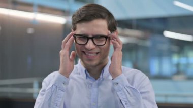 Genç adamın baş ağrısı portresi