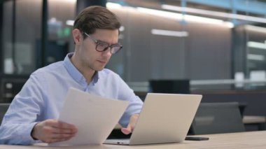 Genç Adam Belgeleri Okuyor, Laptop üzerinde çalışıyor 