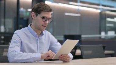 İş yerinde Tablet kullanan genç adam 