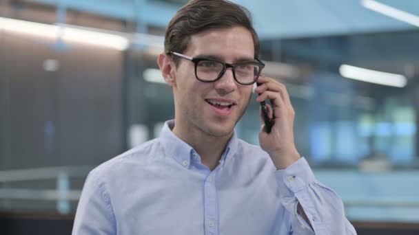 Retrato de Jovem Falando por telefone — Vídeo de Stock