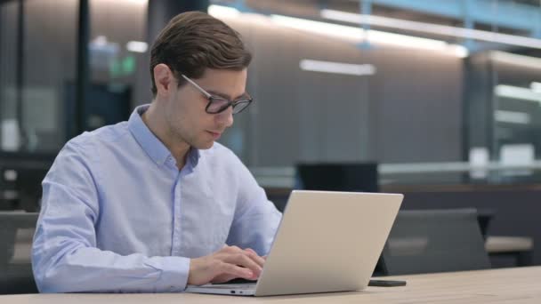 Jovem com laptop com dor no pescoço — Vídeo de Stock