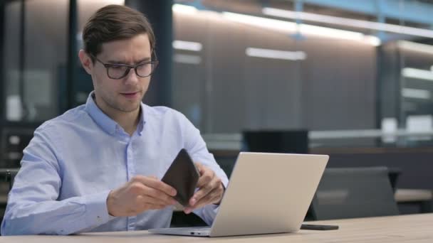 Unge man kollar tom plånbok på kontoret — Stockvideo