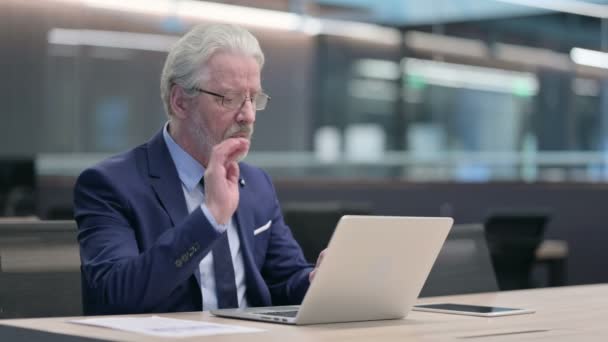 Gamle affärsman talar på videosamtal på laptop — Stockvideo