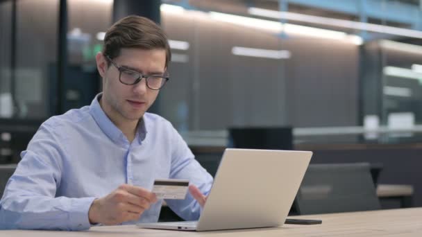 Junger Mann scheitert mit Online-Bezahlung am Laptop — Stockvideo