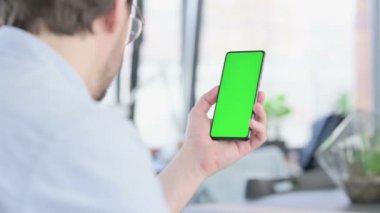 Gözlüklü Adam Krom Ekran ile Akıllı Telefon Kullanıyor 