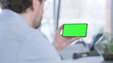 Gözlüklü Adam Krom Ekran ile Akıllı Telefon Kullanıyor 