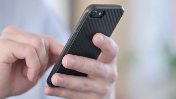 Nahaufnahme der Hand mit dem Smarphone — Stockvideo