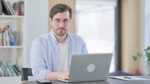 Hombre en gafas con sensación de ordenador portátil Sorprendido — Vídeos de Stock