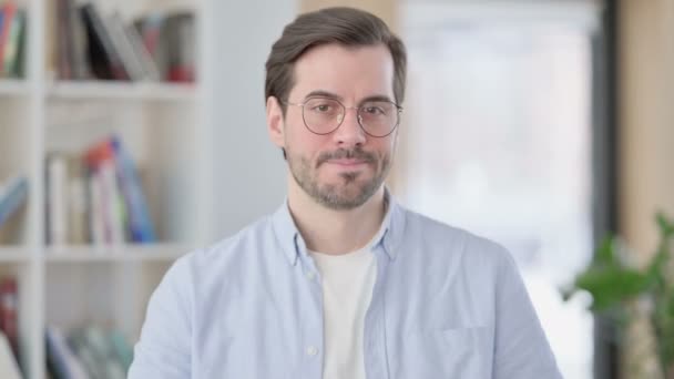 Porträt eines Mannes ohne Zeichen in Brille per Fingergeste — Stockvideo