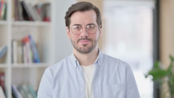 Porträt eines Mannes mit winkender, einladender Brille — Stockvideo