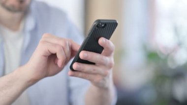 Akıllı telefon kullanarak Gözlüklü Adam 'ın Elleri' ni kapat