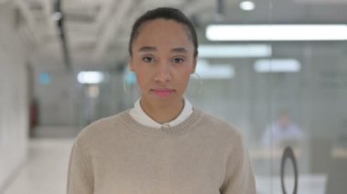 Öfkeli Afrikalı Kadın Orta Parmak Gösteriyor, Dönüyor