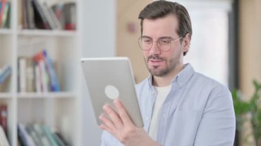 Tablette Zaferi Kutlayan Gözlüklü Adam Portresi
