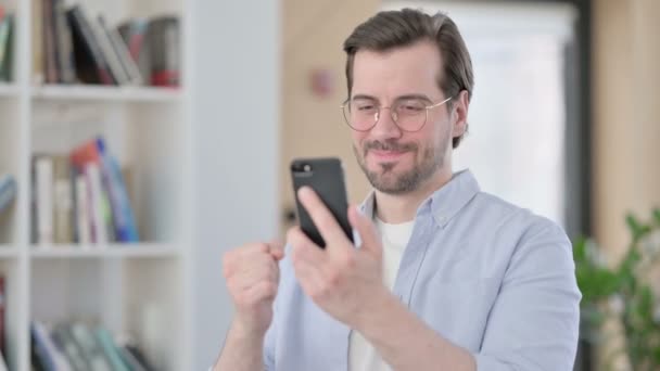 Портрет людини в окулярах Святкування на смартфоні — стокове відео