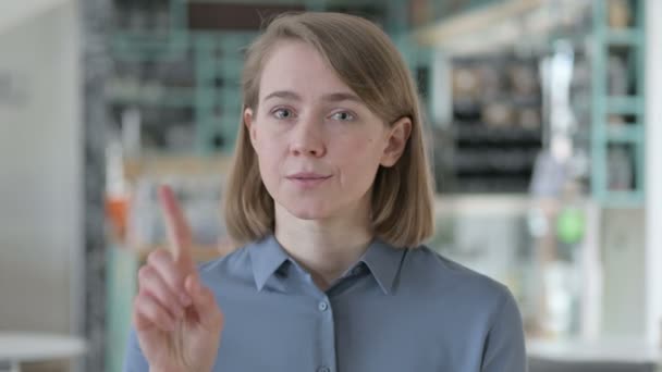 Портрет молодої жінки, що не проявляє ніякої ознаки — стокове відео