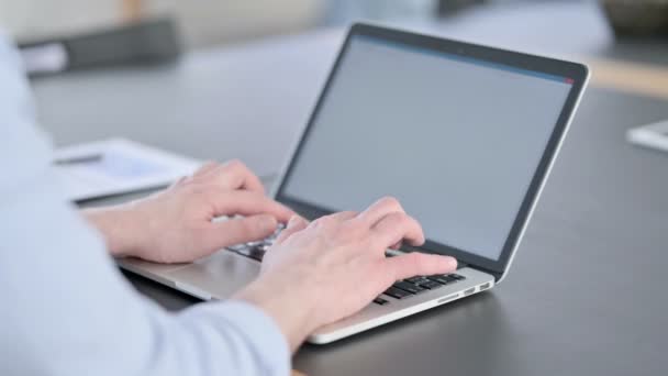 Mężczyzna w okularach za pomocą laptopa z białym ekranem — Wideo stockowe