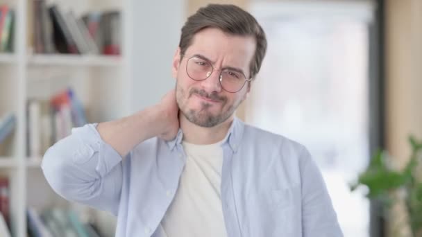 Retrato del hombre en gafas con dolor de cuello — Vídeos de Stock