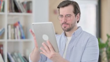 Tabletteki Kayıplara Tepki Veren Gözlüklü Adam Portresi