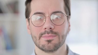 Gözlüklü Adam 'ın Yüzü Kameraya Bakıyor 