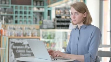 Dizüstü bilgisayarı sallanan Genç Kadın İşaret Yok 