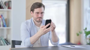 Ofisteki Akıllı Telefondan Gözlüklü Adam Kayıp 'a Tepki Veriyor 