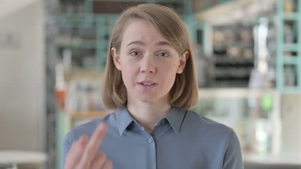 Πορτρέτο της νεαρής γυναίκας Εμφάνιση Middle Finger Sign — Αρχείο Βίντεο