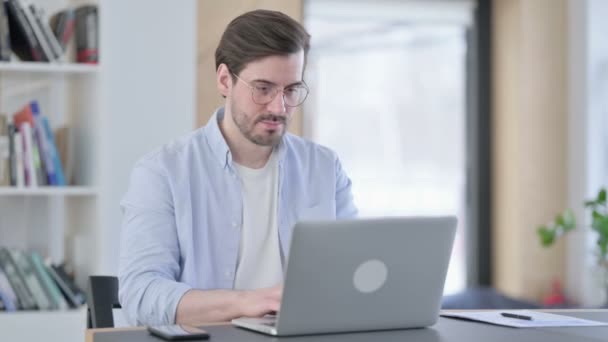 Успішна людина в окулярах на ноутбуці в офісі — стокове відео