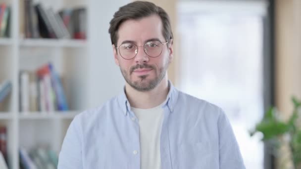 Портрет людини в окулярах, що показує знак серця від руки — стокове відео