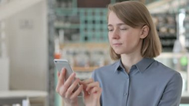 Akıllı telefon kullanan Genç Kadın Portresi