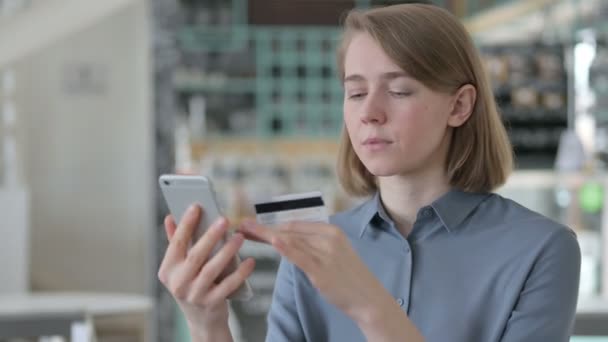 在智能手机上成功网上购物的年轻女性 — 图库视频影像