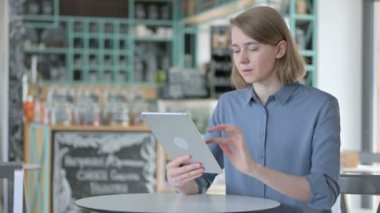 Cafe 'de Tablet kullanan Çekici Genç Kadın 