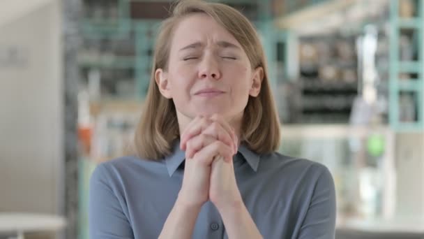 눈을 감고 기도 하는 젊은 여자의 모습 — 비디오