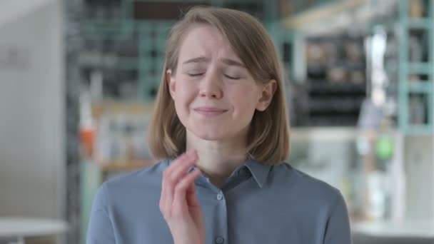 Portrait de jeune femme ayant mal aux dents, cavité — Video