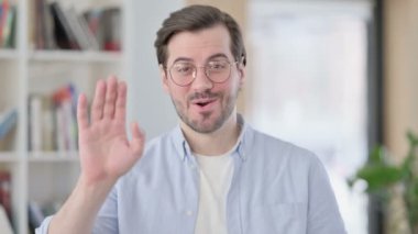 Çevrimiçi Video Konuşan Gözlüklü Adam Portresi 