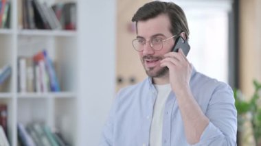 Gözlüklü Adam Portresi Akıllı Telefonla Konuşuyor