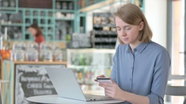 Genç Kadın tarafından Dizüstü bilgisayarda başarılı çevrimiçi alışveriş 