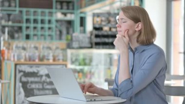 Genç Kadın Kafe 'de Laptop kullanırken Düşünüyor 