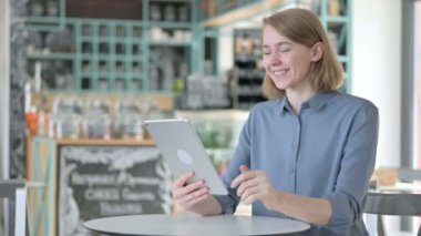 Cafe 'deki Güzel Genç Kadın' dan Tablet 'e Video Çağrısı 