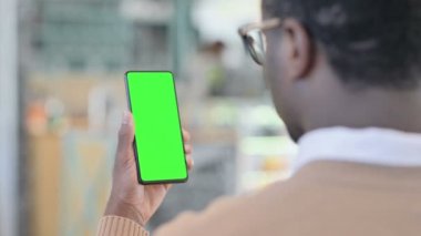 Yeşil Krom Anahtar Ekranlı Akıllı Telefon Kullanan Afrikalı Adam 