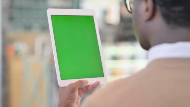 African American Man Χρήση Tablet με οθόνη κλειδί πράσινο Chroma — Αρχείο Βίντεο