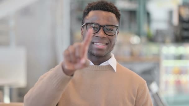 Homme africain créatif pointant vers la caméra et invitant — Video