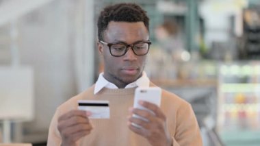 Başarılı Çevrimiçi Alış veriş yapan Yaratıcı Afrikalı Adam 