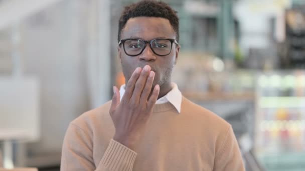 Creativo africano hombre dando vuelo beso por manos — Vídeos de Stock