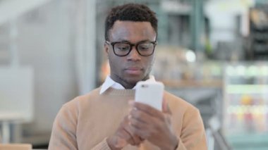 Akıllı telefon kullanan yaratıcı Afrikalı Adam