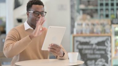 Cafe 'de Yaratıcı Afrikalı Adam tarafından Tablet' te Video Çağrısı 