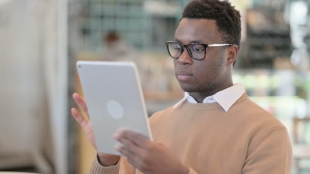 Aantrekkelijke creatieve Afrikaanse man met behulp van Tablet in Cafe — Stockvideo